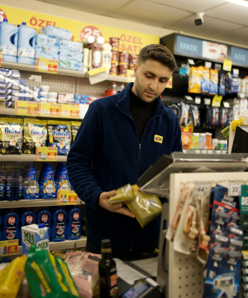 Operador de caixa registra produtos no checkout de um supermercado